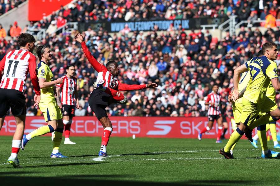 Mukiele fez o golo do Sunderland diante do Tottenham