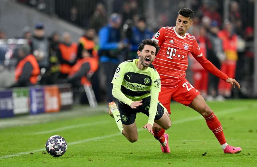Die Bayern spielten direkt mit vollem Einsatz, kurz nach Anpfiff sah Cancelo bereits Gelb