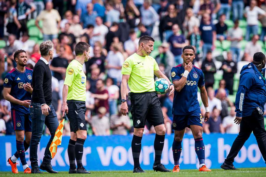 Jeroen Manschot heeft besloten om het veld te verlaten tijdens de wedstrijd tussen FC Groningen en Ajax