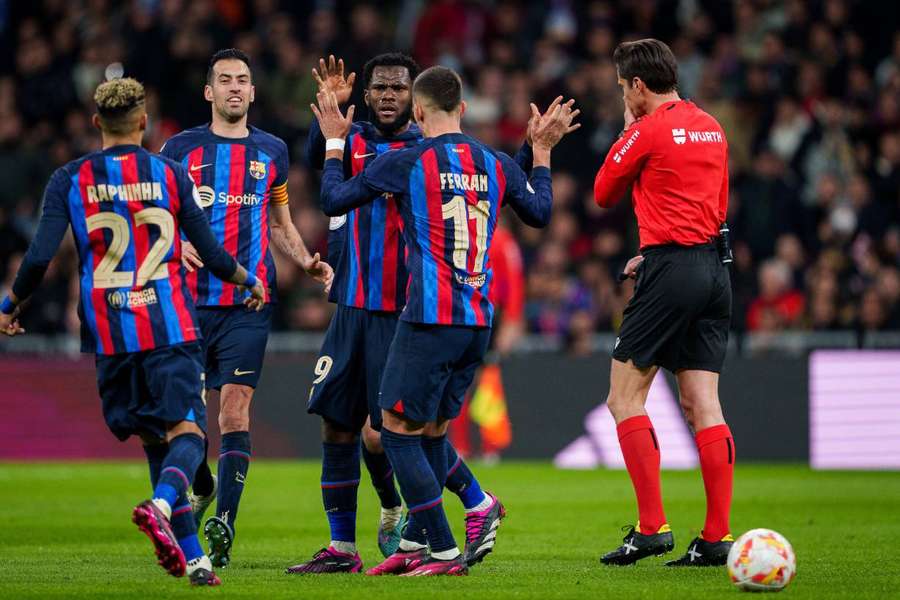 Jogadores do Barcelona comemoram gol marcado na casa do Real Madrid