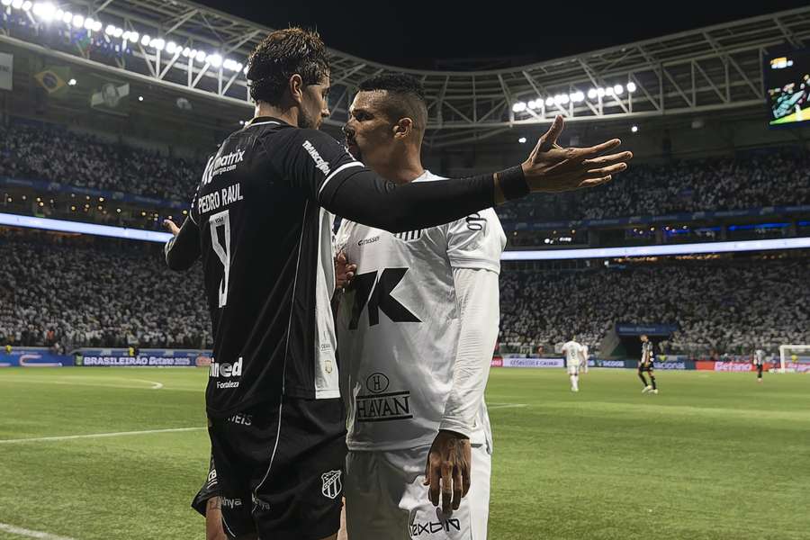 Pedro Raul e Zé Ivaldo se desentendem durante a partida