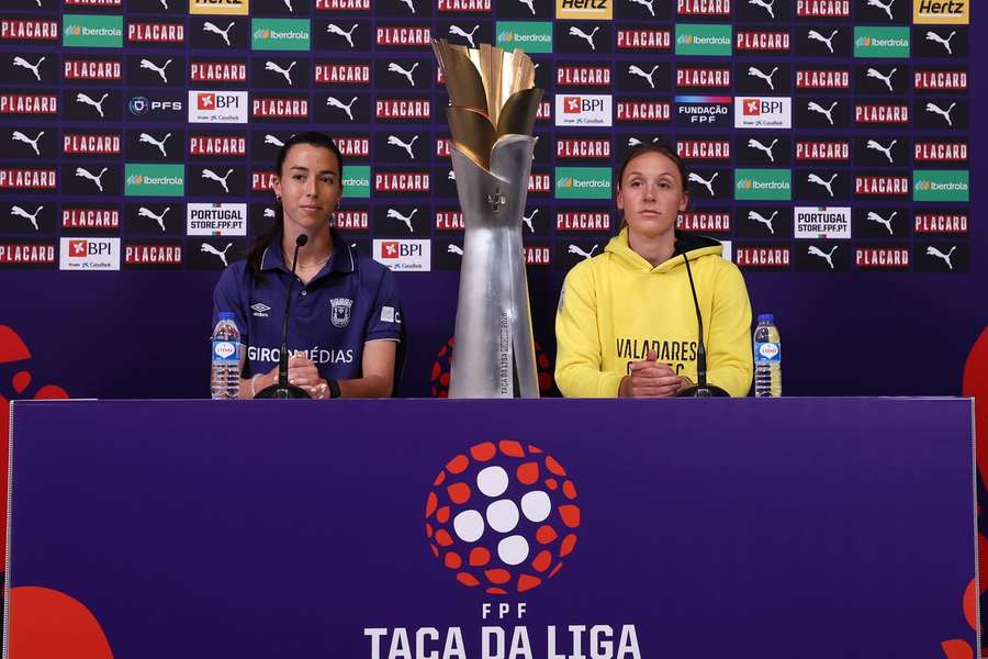 Carolina Correia (Torreense) e Erin Seppi (Valadares) na conferência de Imprensa