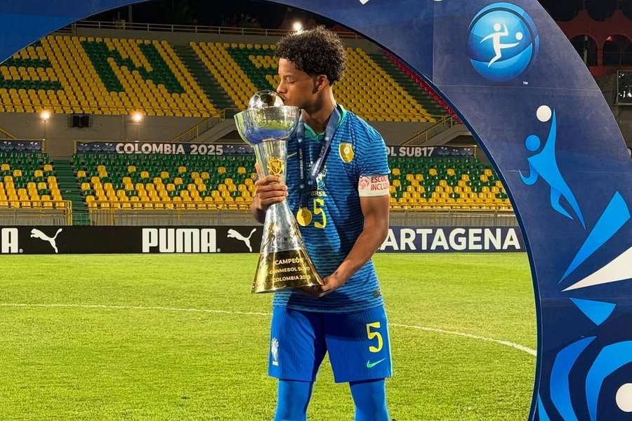 Zé Lucas com o título Sul-Americano sub-17 Zé Lucas com o título Sul-Americano sub-17