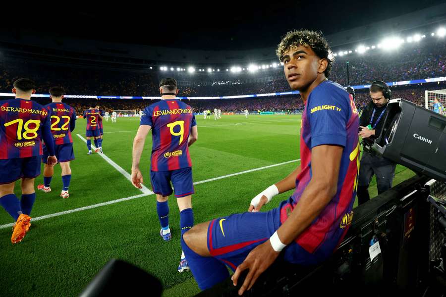 Laminu Yamalovi ležel ve středu večer Camp Nou u nohou.