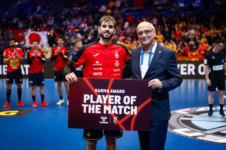 Petar Cikusa, tras recibir el Player of the Match ante Japón