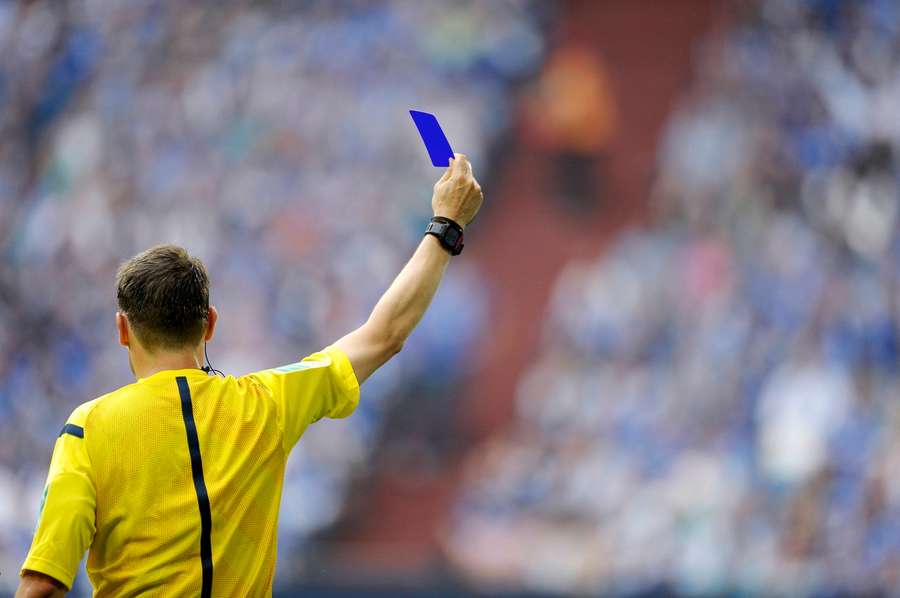 L'idea di un cartellino blu nel calcio professionistico è un'altra cosa.
