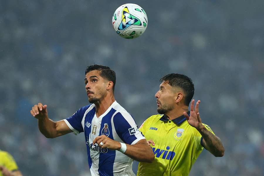 Javi Sánchez em disputa com André Silva