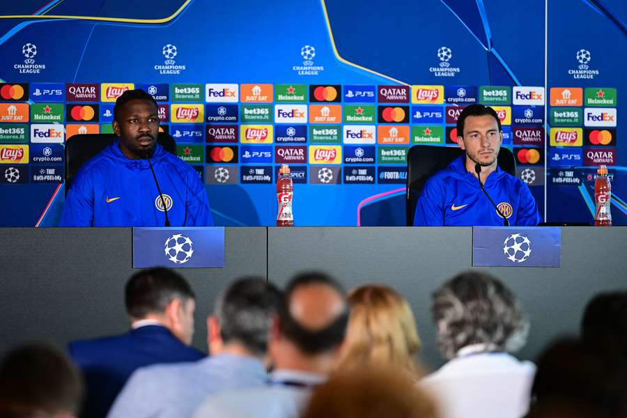 Marcus Thuram e Matteo Darmian na sala de imprensa