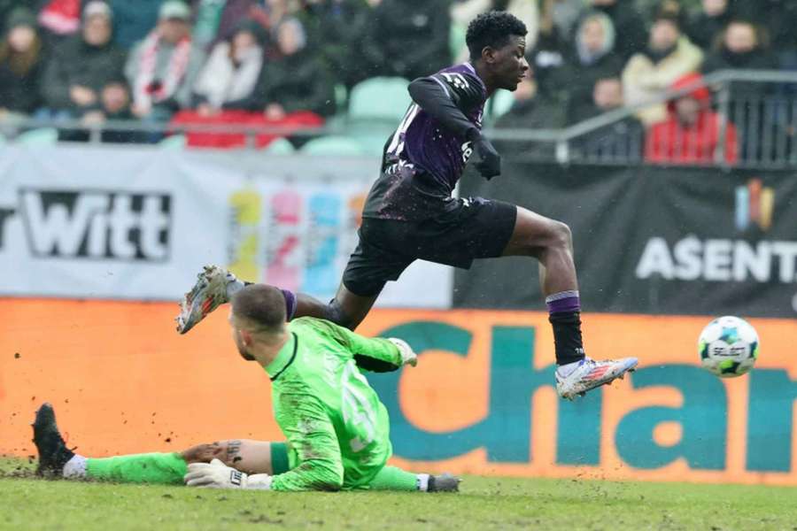 Slavia chce udržet neporazitelnost, hraje v Karviné. Slavia chce udržet neporazitelnost, hraje v Karviné.