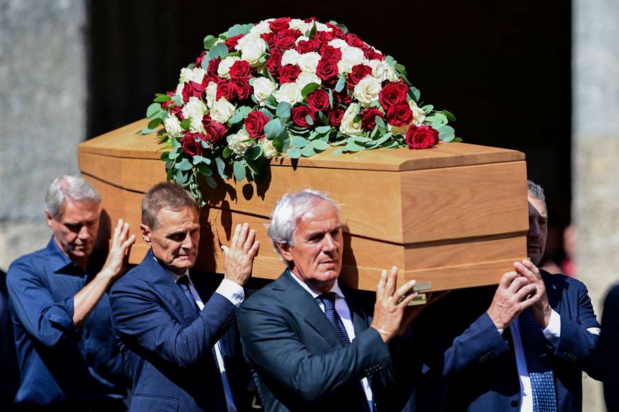 Die prominenten Sargträger mit dem Sarg von Franco Baresi