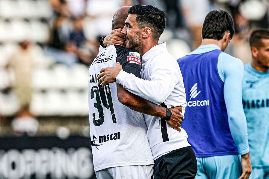 Raúl Silva abraçou Tozé Marreco no final do jogo