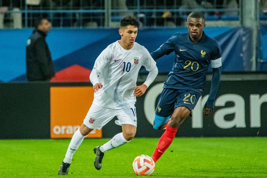 Osame Sahraoui (L) in actie voor Noorwegen U21