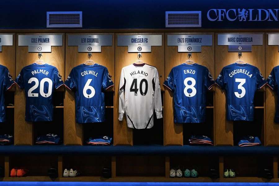A camisa de Hilário no vestiário do Chelsea