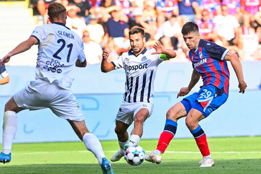 Adam Gabriel (vpravo) v zápase proti Slovácku.