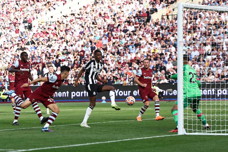 Newcastle na hřišti West Hamu otočil na 2:1, v závěru ale domácí i díky asistenci Vladimíra Coufala vyrovnali.