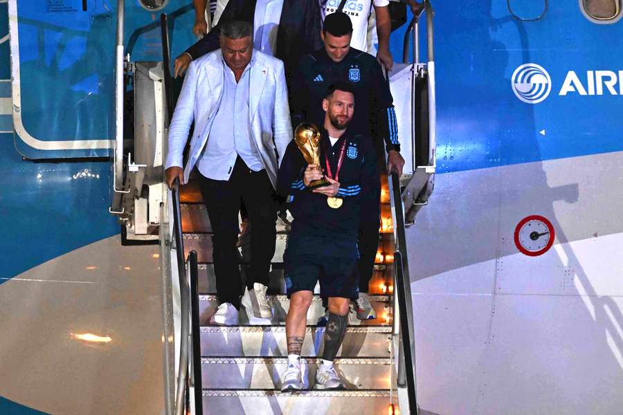 Lionel Messi com o troféu à chegada a Buenos Aires