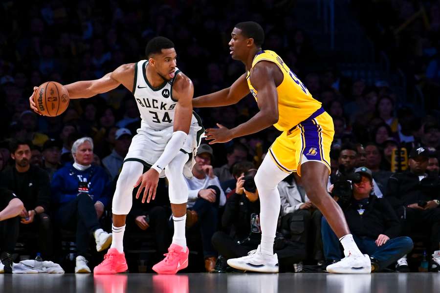 Giannis v souboji s Treyem Jeminsonem.