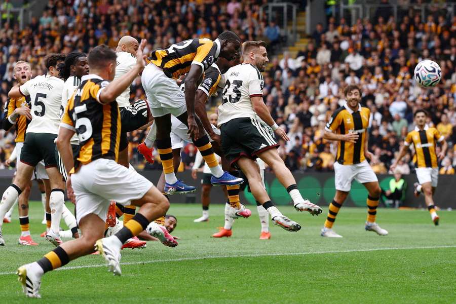Nobel Mendy, ex del Rayo Vallecano y del Betis, marca el segundo gol del Hull City Nobel Mendy, ex del Rayo Vallecano y del Betis, marca el segundo gol del Hull City