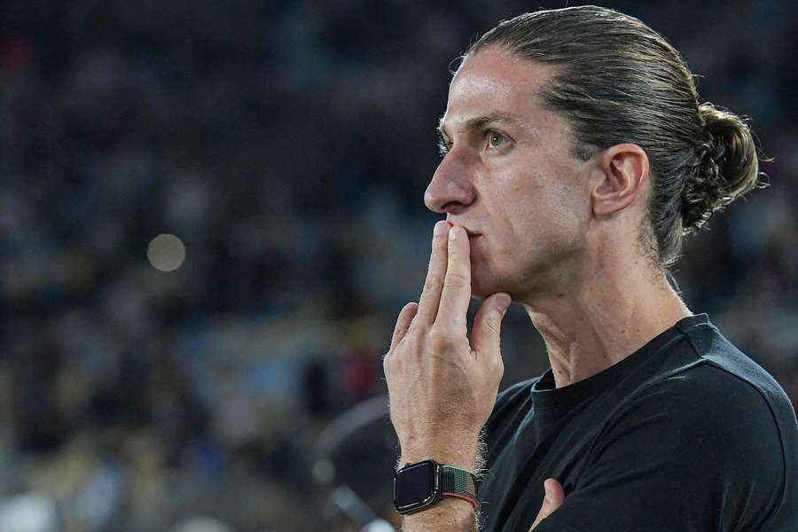 Filipe Luís tem problemas para definir o sistema defensivo