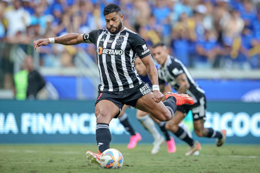 Hulk, de pênalti, marcou um dos gols da vitória atleticana sobre o rival Cruzeiro