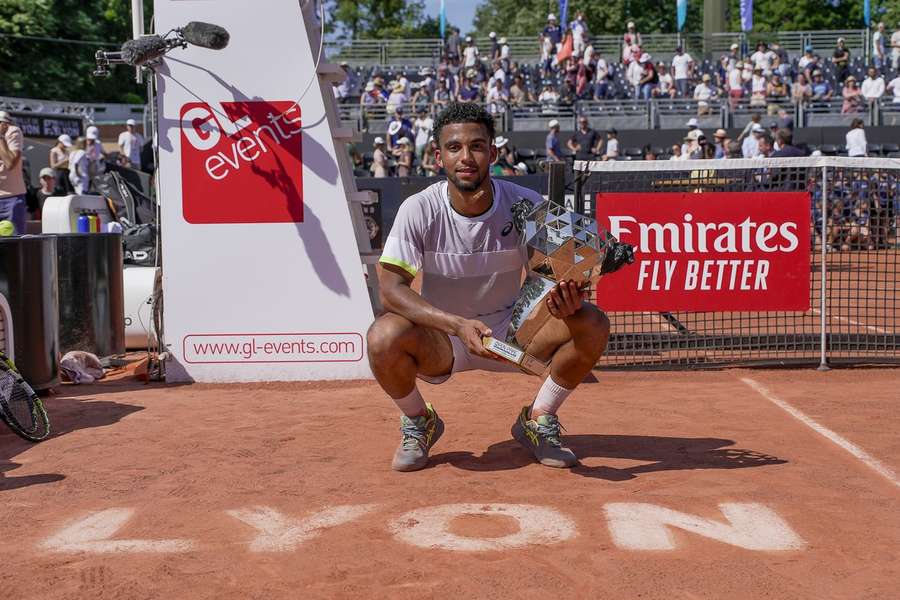 Arthur Fils posa com o seu troféu em Lyon