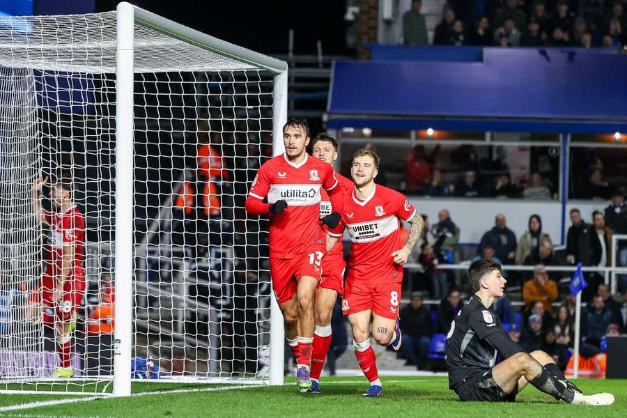 Strelec oslavuje svoj gólový počin.