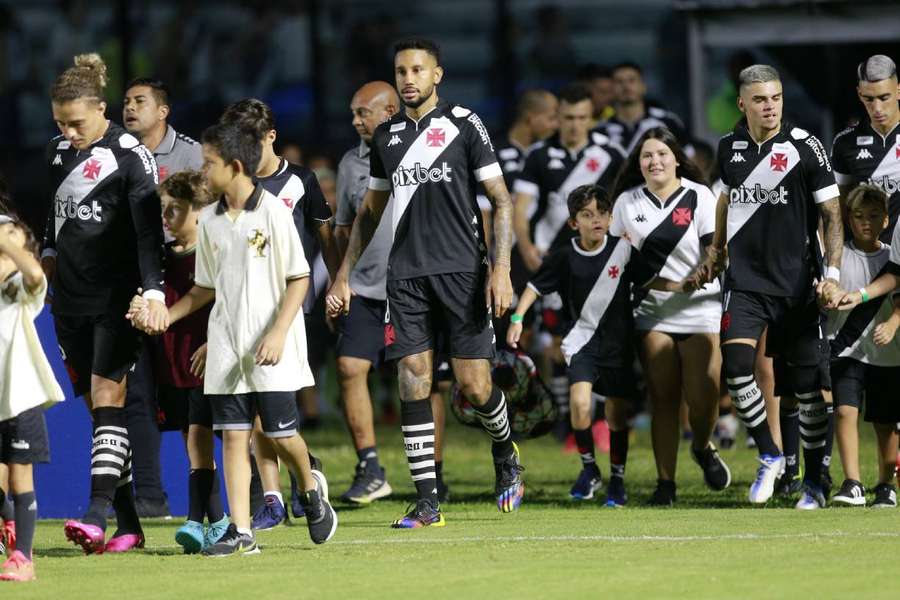 Vasco vai tentar manter o embalo no Carioca frente ao Nova Iguaçu, em Brasília