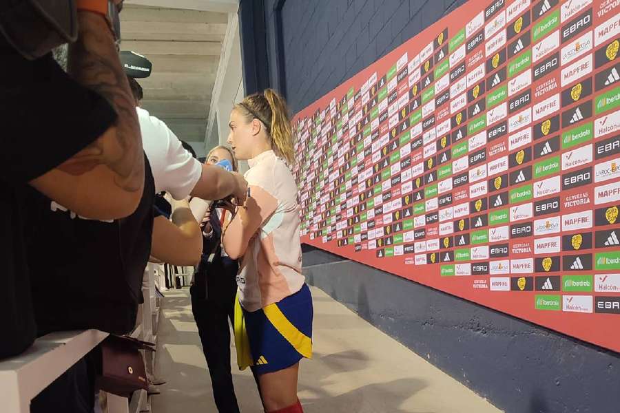 Alexia habla ante la prensa Alexia habla ante la prensa
