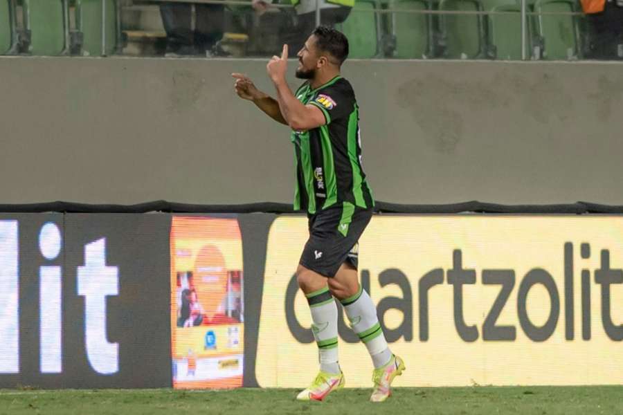 Aloísio fez os dois gols do América na reta final da partida