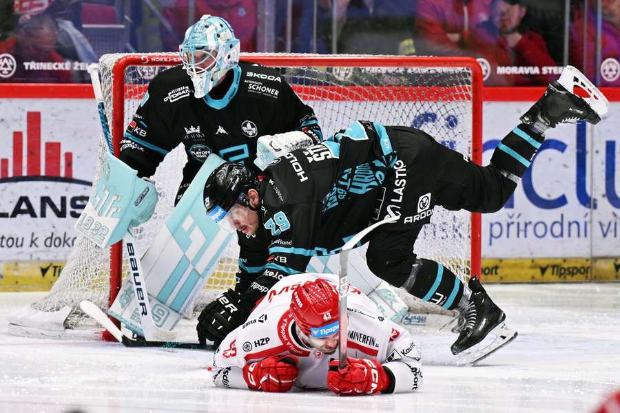 Šťastný v netradiční hokejové pozici. Šťastný v netradiční hokejové pozici.