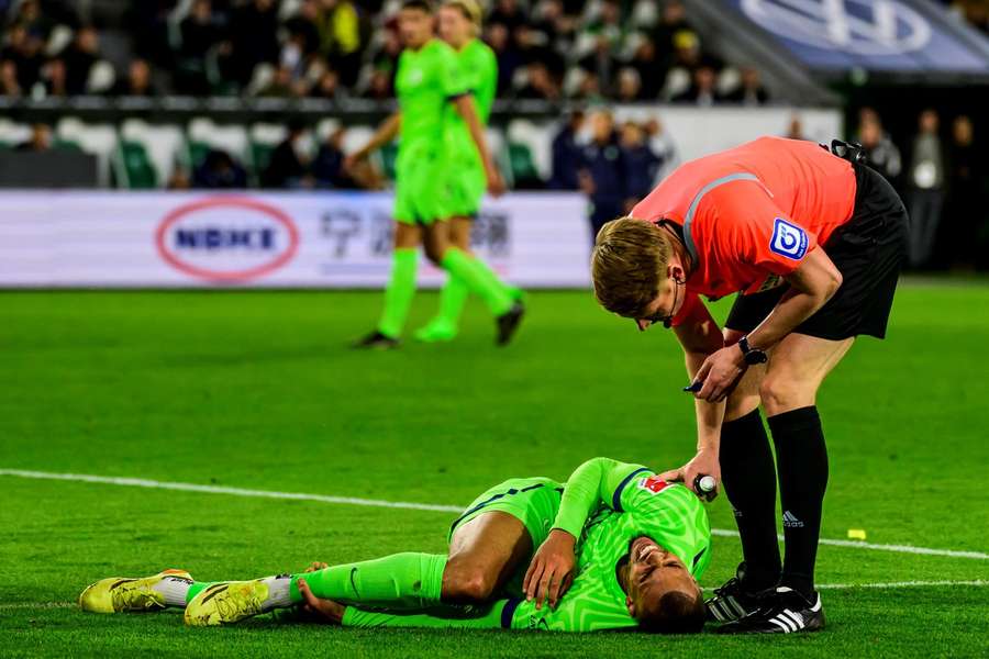 Lukas Nmecha ligt geblesseerd op de grond in de wedstrijd tegen Borussia Dortmund