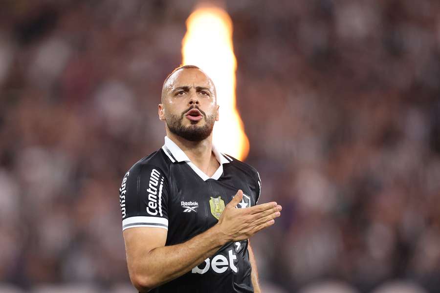 Arthur Cabral celebra gol que abriu o placar no Nilton Santos