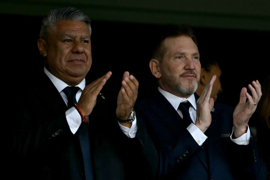 Claudio Tapia, presidente de la AFA, a la izquierda, junto a Alejandro Domínguez, presidente de la CONMEBOL Claudio Tapia, presidente de la AFA, a la izquierda, junto a Alejandro Domínguez, presidente de la CONMEBOL