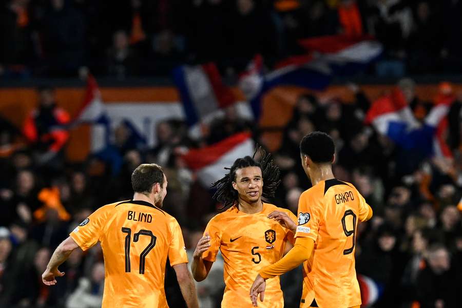 Aké marcó un doblete con Países Bajos. 