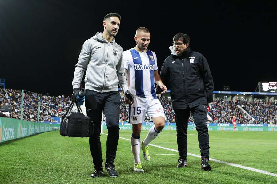 Enric Franquesa, en el momento en que se retira lesionado del Leganés-Sevilla