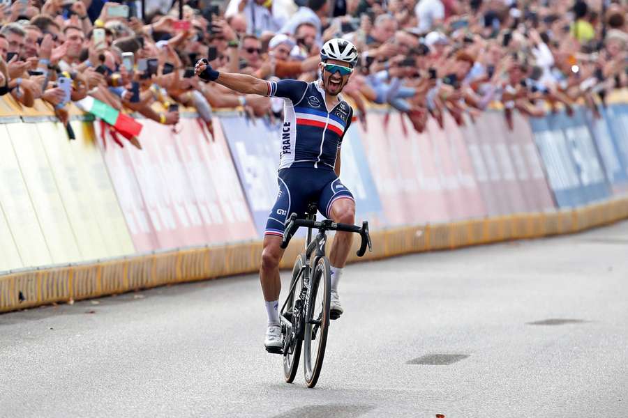 Who are the frontrunners for the 2022 World Road Race Championship titles in Australia?