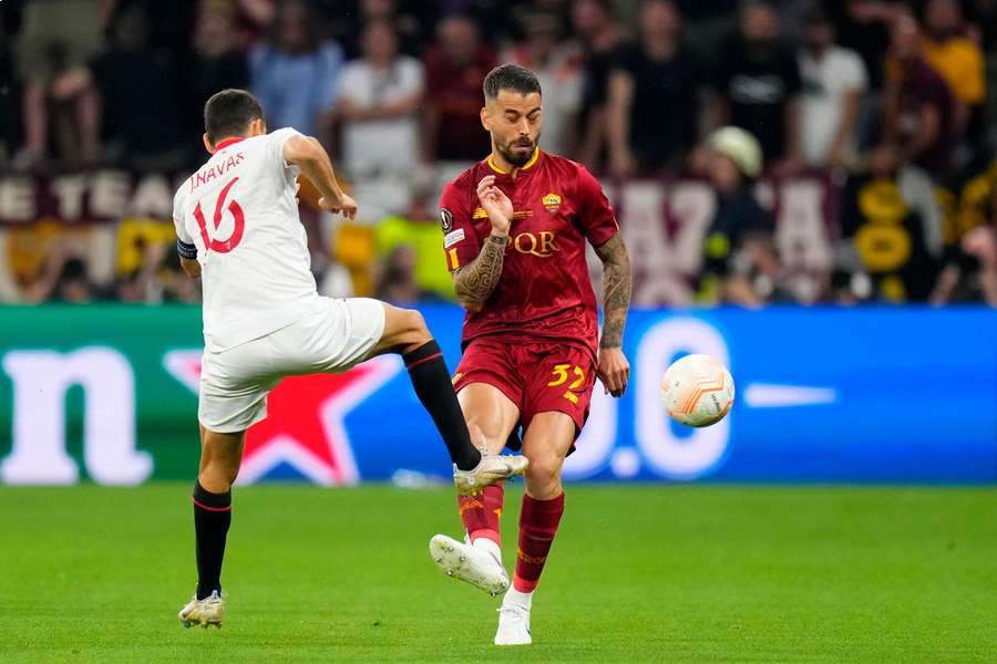 Sevilla's Jesus Navas vies for the ball with Roma's Leonardo Spinazzola