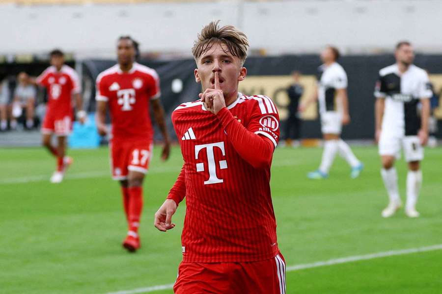 Lennart Karl jubelte mit einer provokanten Geste vor den Fans der SV Elversberg.