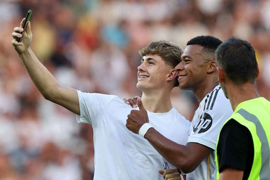 Mbappé (r.) gewährte einem Flitzer das ersehnte Selfie