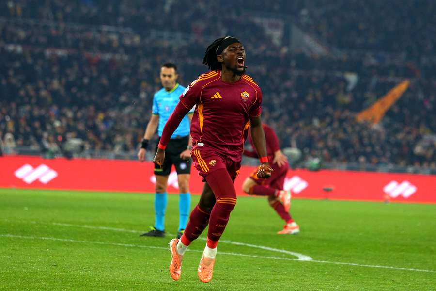 Manu Kone de la AS Roma celebra tras marcar el segundo gol de su equipo ante Genoa