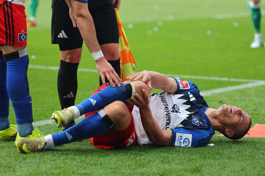 Miro Muheim hielt sich das Knie – verletzt ist nun aber das Sprunggelenk.