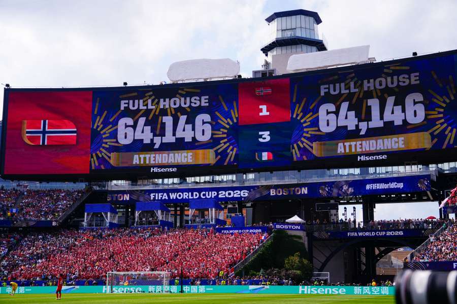 Le gigantesque écran du Gillette Stadium annonce complet pour le match entre la Norvège et la France