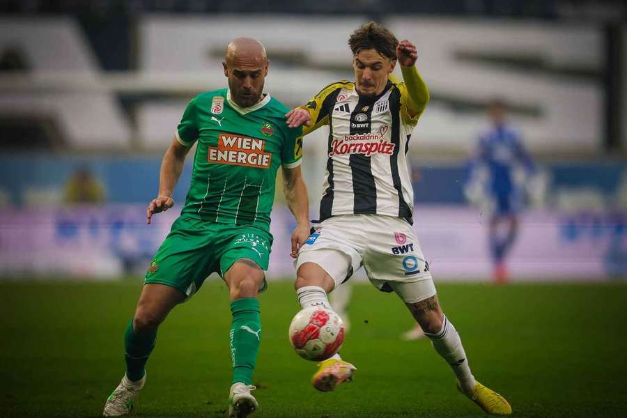 ADMIRAL Bundesliga: Ex-Rapidler Christoph Lang im Duell mit Lukas Grgic.
