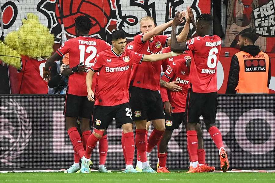 Jogadores do Leverkusen comemoram vitória sobre o Union Berlin, surpresa da temporada