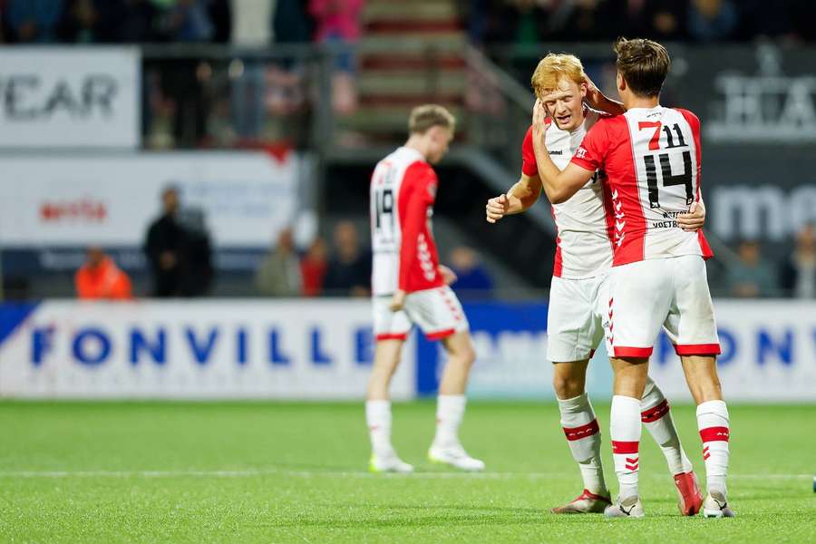 FC Emmen viert een doelpunt tegen De Graafschap