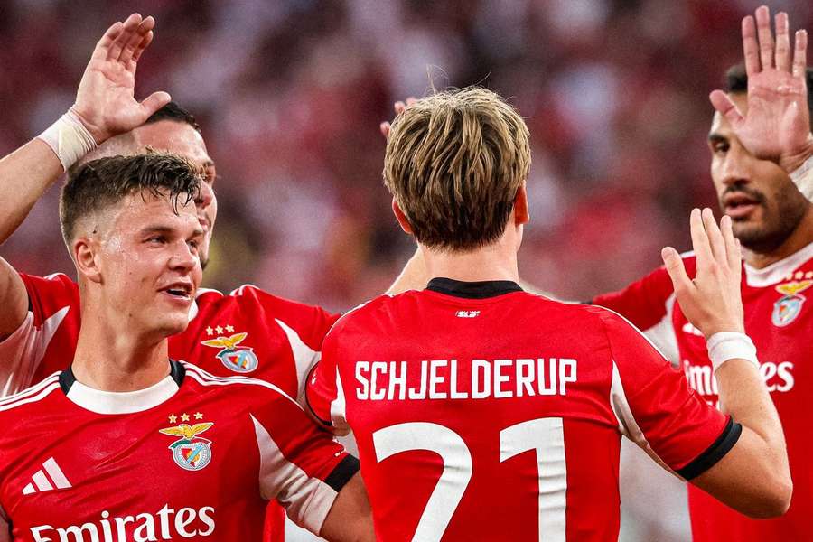 Jogadores do Benfica celebram golo de Schjelderup