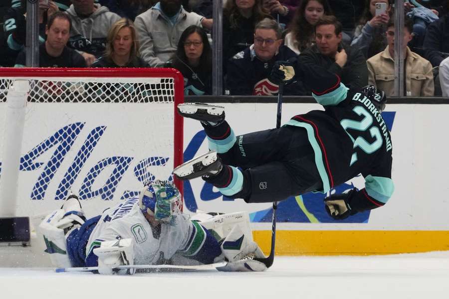 Lankinen zastavuje Bjorkstranda. Lankinen zastavuje Bjorkstranda.