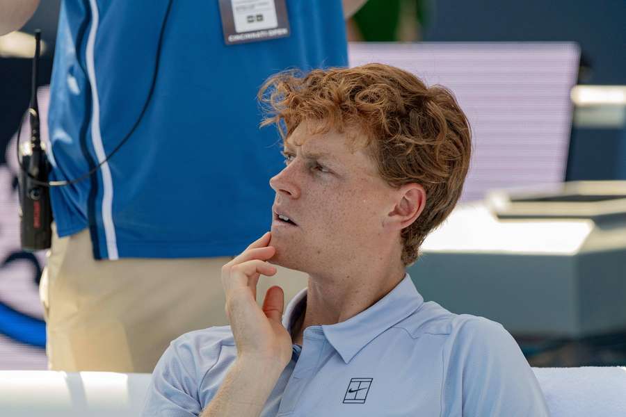 Jannik Sinner nach seiner Aufgabe am Rand des Courts. Jannik Sinner nach seiner Aufgabe am Rand des Courts.