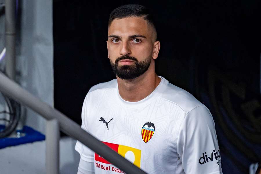 Mamardashvili waves goodbye to Valencia fans ahead of his move to Liverpool 