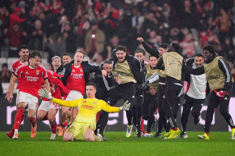 Trubin festeja com o plantel do Benfica Trubin festeja com o plantel do Benfica